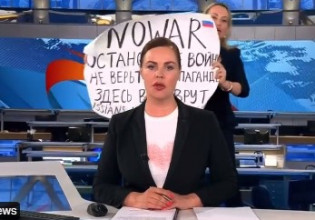 Ρωσία: Σε δίκη η δημοσιογράφος που είπε «όχι στον πόλεμο» – Οι πρώτες δηλώσεις και η ποινή που μπορεί να της επιβληθεί