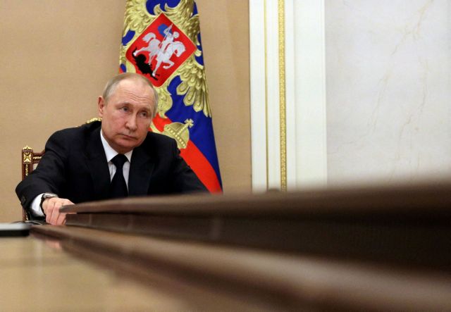 Γιατί η ρωσική πολιτική ελίτ συνεχίζει να υπακούει «τυφλά» στον Βαντιμίρ Πούτιν;
