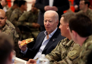 Στην Πολωνία ο Μπάιντεν: Έφαγε πίτσα με αμερικανούς στρατιώτες