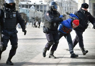Ρωσία: Πάνω από 800 συλλήψεις σε αντιπολεμικές διαδηλώσεις
