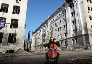 Ουκρανία: Μουσικός παίζει τσέλο μπροστά από βομβαρδισμένες πολυκατοικίες στο Χάρκοβο
