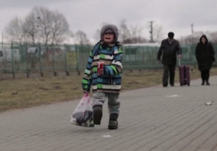Ουκρανία: Μικρό αγόρι κλαίει με λυγμούς καθώς περνά τα σύνορα με την Πολωνία