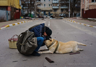 Ουκρανία: Άνδρας προσπαθεί να βοηθήσει τον παραλυμένο από φόβο σκύλο του