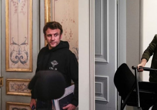 Μακρόν-Ζελένσκι: Τρεις φωτογραφίες που αποδεικνύουν πως ο γάλλος πρόεδρος αντέγραψε τον ουκρανό