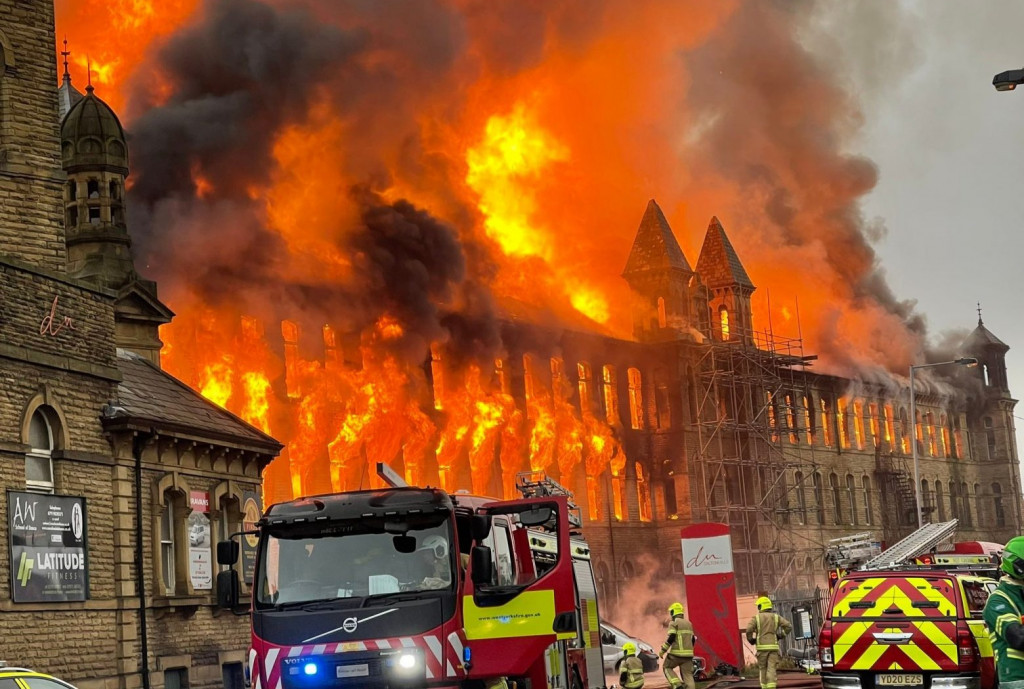 Βρετανία: Στις φλόγες το εμβληματικό κτίριο Nτάλτον Μιλς – Εκεί γυρίζεται το «Peaky Blinders»