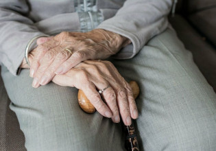 Υπ. Υγείας: Διευκρινίσεις σχετικά με τα επισκεπτήρια στις Μονάδες Φροντίδας Ηλικιωμένων