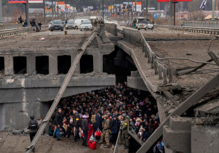 Πόλεμος στην Ουκρανία: Άμαχοι κρύβονται κάτω από γέφυρα που βομβάρδισαν Ρώσοι