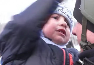 Πόλεμος στην Ουκρανία: Η σπαρακτική στιγμή που μικρό παιδί αποχαιρετά τον πατέρα του που πάει στο μέτωπο