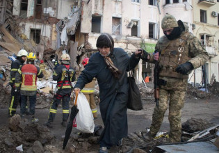 Πόλεμος στην Ουκρανία: Πίστευαν ότι θα ήταν ασφαλείς στο θέατρο της Μαριούπολης – Ύστερα, βομβαρδίστηκε