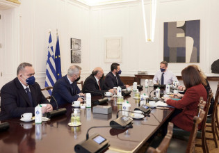 Συνάντηση Μητσοτάκη με εκπροσώπους της ελληνικής ομογένειας στην Αλβανία