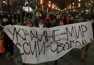 Ρωσία: Συνεχίζονται οι διαδηλώσεις ενάντια στην εισβολή στην Ουκρανία – Πάνω από χίλιες νέες συλλήψεις