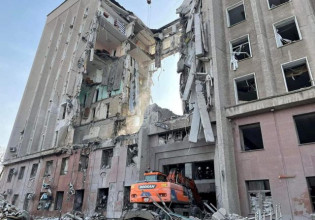 Ουκρανική πηγή: Τουλάχιστον 15 οι νεκροί από τον ρωσικό πύραυλο σε διοικητικό κτίριο του Μικολάγιφ