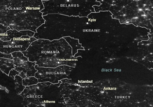 Πόλεμος στην Ουκρανία: Δορυφορικές εικόνες με τα φώτα σβηστά στην εμπόλεμη χώρα