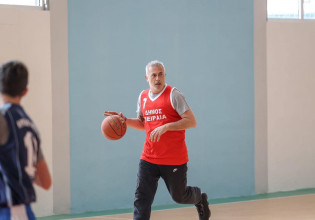 Δήμος Πειραιά: Αγώνα μπάσκετ με μαθητές Λυκείου έπαιξε ο Γιάννης Μώραλης