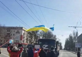 Πόλεμος στην Ουκρανία: Βίντεο με πολίτες στη Χερσώνα να διώχνουν ρωσικά στρατιωτικά οχήματα