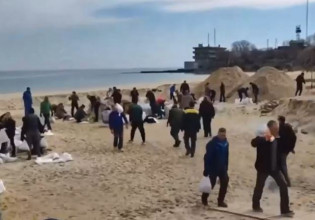 Πόλεμος στην Ουκρανία: Πολίτες κάθε ηλικίας στην Οδησσό γεμίζουν σακιά με άμμο για την οχύρωση της πόλης