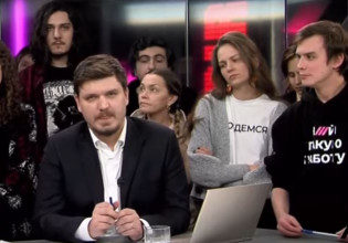 Πόλεμος στην Ουκρανία: Ρώσοι δημοσιογράφοι φώναξαν «όχι στον πόλεμο» πριν πέσει «μαύρο» στο κανάλι από τον Πούτιν