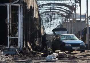 Ουκρανία: Πολυκατοικία επλήγη από το ρωσικό πυροβολικό στο Χάρκοβο – Τουλάχιστον πέντε νεκροί