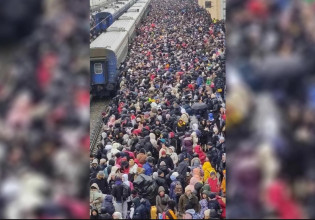 Ουκρανία: Περιμένοντας το «τρένο της σωτηρίας τους» – Συγκλονιστικά βίντεο από το Χάρκοβο