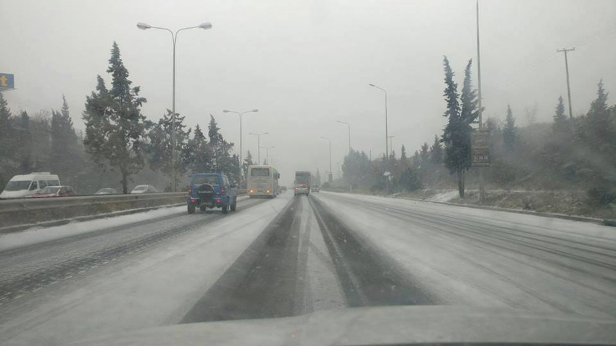 Κρήτη: Πυκνή χιονόπτωση στο οροπέδιο Λασιθίου – Κλειστά τα σχολεία, με αλυσίδες κινούνται τα οχήματα