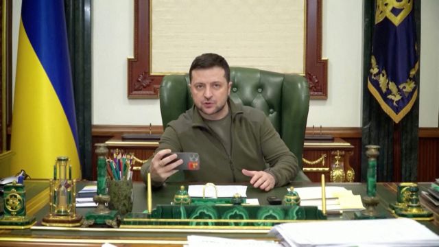 Κατάσχονται οι περιουσίες όλων των Ρώσων στην Ουκρανία - Ζελένσκι: «Οι εισβολείς είναι τέρατα»