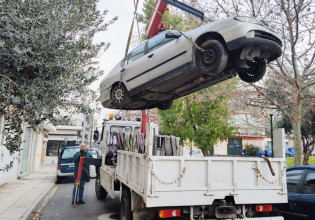 Αθήνα: Γερανοί απομάκρυναν 85 εγκαταλελειμμένα αυτοκίνητα από τους δρόμους της πόλης 