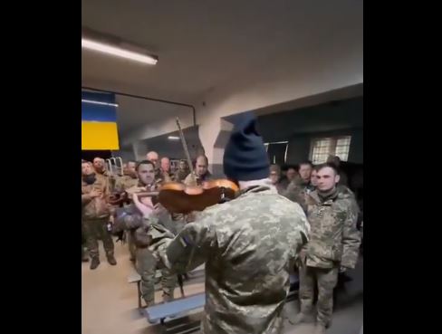 Ουκρανία: Στρατιώτης εμψυχώνει τους συναδέλφους του - Παίζει τον εθνικό ύμνο με το βιολί του