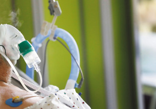 Κοροναϊός: «Τρεις φορές πιο φονικός από τη γρίπη» για τους νοσηλευόμενους ασθενείς