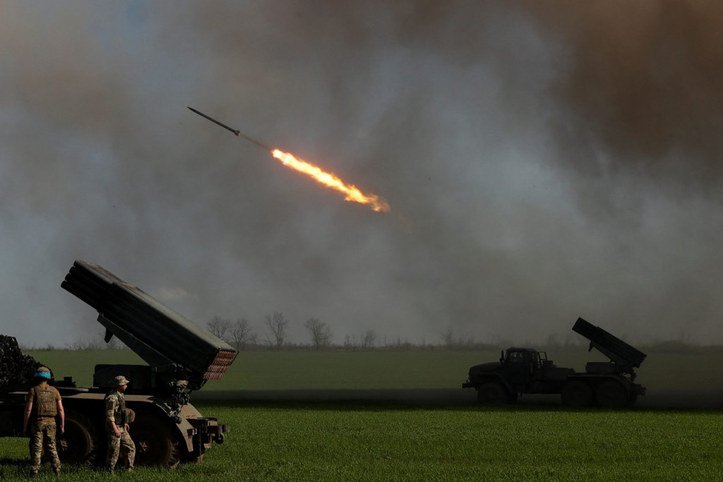 Πόλεμος στην Ουκρανία: Ξεκινά η μετάβαση στα νατοϊκά όπλα – Για αποστολή αεροπλάνων και τανκς πιέζει η Βρετανία