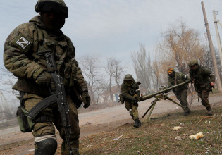 Πόλεμος στην Ουκρανία: Ο Πούτιν ψάχνει να προσλάβει… συμβασιούχους στρατιώτες για το μέτωπο