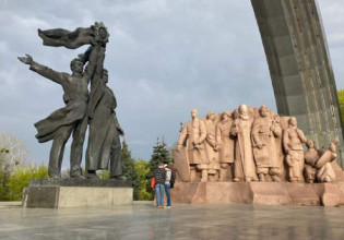 Πόλεμος στην Ουκρανία: Το Κίεβο αποκαθήλωσε το μνημείο φιλίας μεταξύ Ουκρανίας – Ρωσίας