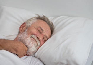 Έρευνα: Οι επτά ώρες ύπνου είναι η ιδανική ποσότητα από τη μέση έως την τρίτη ηλικία