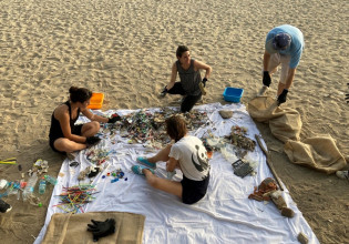 Υιοθέτησε μια Παραλία: Εθελοντές του WWF καταγράφουν το τσουνάμι πλαστικών στις ακτές