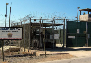 Γκουαντάναμο: Κρατούμενος μήνυσε τις φυλακές – Ζητεί 25,5 εκατ. ευρώ αποζημίωση για άδικη κράτηση και βασανιστήρια