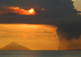 Ινδονησία: Ισχυρή έκρηξη του ηφαιστείου Ανάκ Κρακατόα – Σύννεφο τέφρας ύψους 3 χιλιομέτρων
