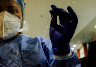 Κοροναϊός: Τριπλά εμβολιασμένη μολύνθηκε από την «Όμικρον» μόλις 20 ημέρες μετά από λοίμωξη «Δέλτα»