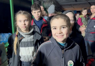 Πόλεμος στην Ουκρανία: Συγκλονίζουν παιδιά από τα καταφύγια του Αζοφστάλ