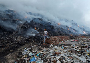 Ινδία: Κύμα ακραίου καύσωνα πλήττει το Νέο Δελχί – Πυρκαγιές  ξεσπούν σε χωματερές