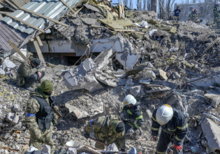 Ουκρανία: Νέα τραγωδία στο Μικολάιβ – Δέκα άμαχοι σκοτώθηκαν και 46 τραυματίστηκαν από ρωσικούς βομβαρδισμούς