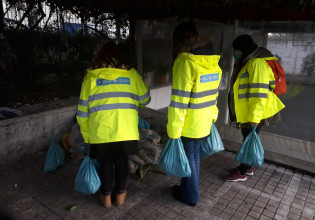 Δήμος Αθηναίων: Εορταστικά γεύματα σε άστεγους και πασχαλινά δώρα σε παιδιά