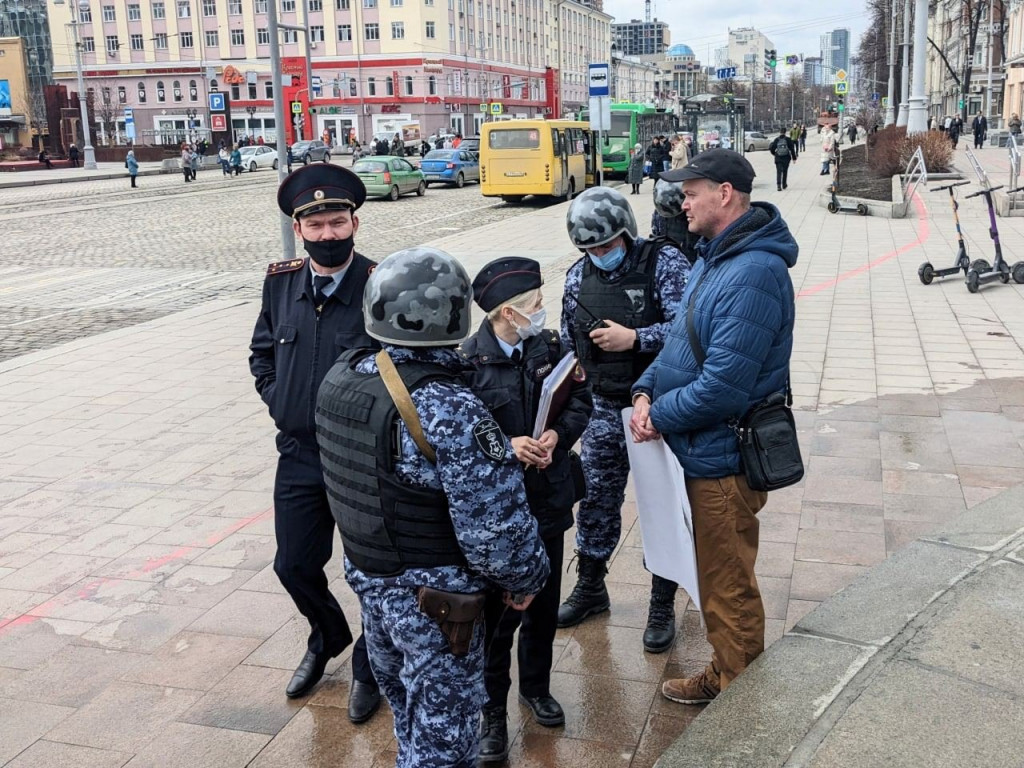 Ρωσία: Συνέλαβαν μοναχικό διαδηλωτή – Τι έγραφε για τον Πούτιν το πλακάτ που κρατούσε