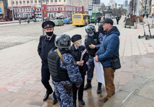 Ρωσία: Συνέλαβαν μοναχικό διαδηλωτή – Τι έγραφε για τον Πούτιν το πλακάτ που κρατούσε