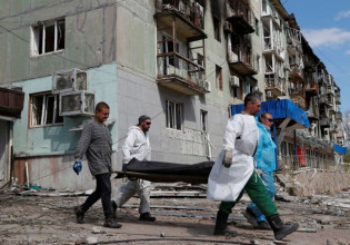 Πόλεμος στην Ουκρανία: Βομβαρδισμοί με δέκα τραυματίες στο Κίεβο, παρόντος του ΓΓ του ΟΗΕ – Μπαράζ επιθέσεων σε Οδησσό και Μικολάιφ