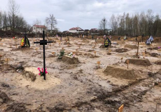 Ουκρανία: Επιπλέον τάφοι σκάβονται στο Τσερνίχιβ – Δραματικές εικόνες