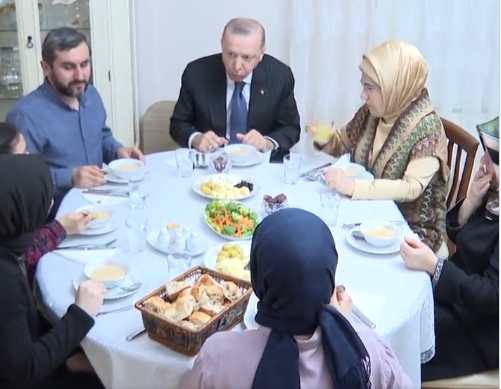 Ερντογάν... το παιδί του λαού: Δείπνησε με φτωχή οικογένεια της Κωνσταντινούπολης