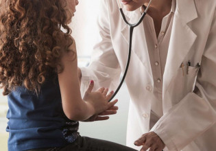 Οξεία ηπατίτιδα σε παιδιά: Ποιο είναι το πρώτο σύμπτωμα – Πότε πρέπει να ζητήσουν βοήθεια οι γονείς
