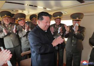 Βόρεια Κορέα: Ο Κιμ Γιονγκ Ουν παρακολουθεί περιχαρής τη δοκιμή ενός νέου οπλικού συστήματος