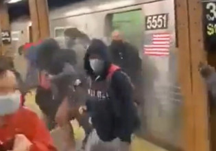 Νέα Υόρκη: Καρέ καρέ η στιγμή του τρόμου στο μετρό την ώρα των πυροβολισμών
