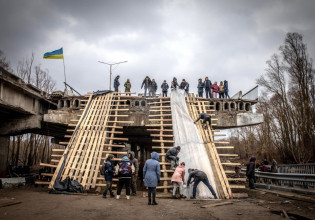 Ουκρανία: Πολίτες φτιάχνουν αυτοσχέδια γέφυρα στο Ιβάνκιβ – Η κανονική είχε γκρεμιστεί από τους βομβαρδισμούς
