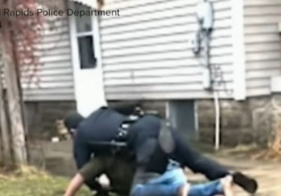 ΗΠΑ: Βίντεο δείχνει αστυνομικό να πυροβολεί Αφροαμερικανό σε πόλη του Μίσιγκαν